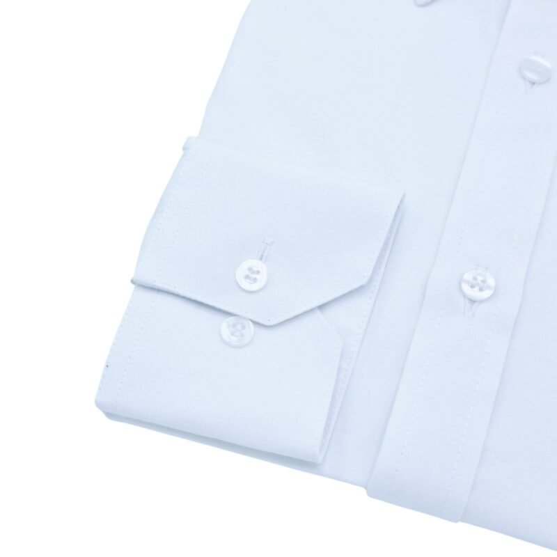Close do punho da camisa branca lisa sulfite francesa, mostrando carcela frontal e botões alinhados com acabamento limpo.