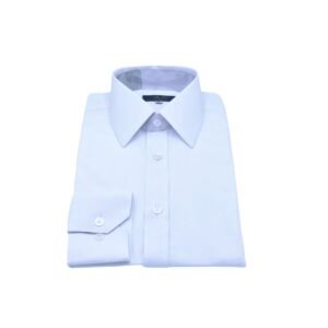 Camisa branca lisa sulfite francesa dobrada sobre a superfície, em vista de perspectiva, destacando trama lisa e acabamento de punho e gola.