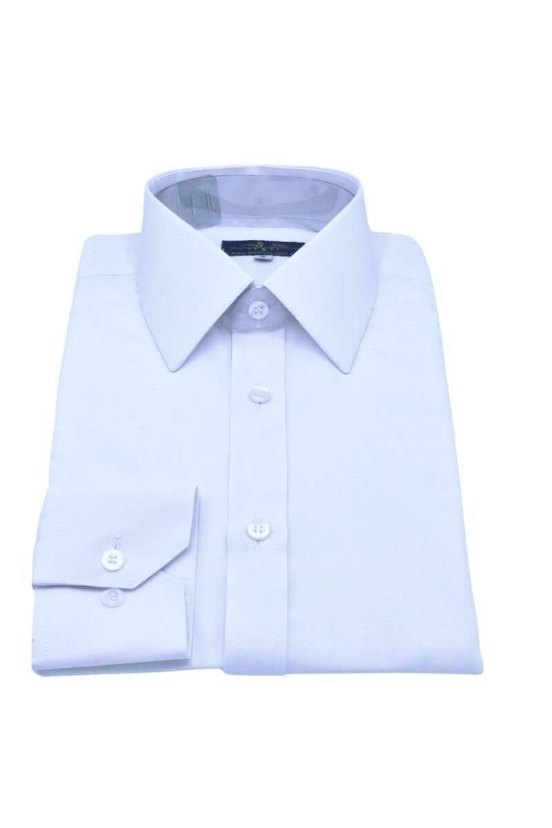 Camisa branca lisa sulfite francesa dobrada sobre a superfície, em vista de perspectiva, destacando trama lisa e acabamento de punho e gola.