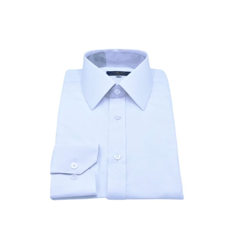 Camisa branca lisa sulfite francesa dobrada sobre a superfície, em vista de perspectiva, destacando trama lisa e acabamento de punho e gola.