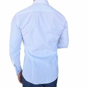 Costas da camisa branca lisa sulfite francesa no corpo, revelando estrutura limpa, costuras discretas e caimento alinhado.