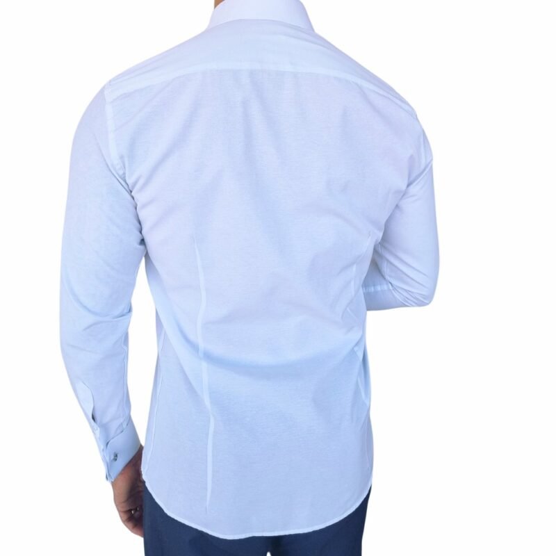 Costas da camisa branca lisa sulfite francesa no corpo, revelando estrutura limpa, costuras discretas e caimento alinhado.