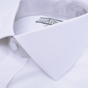Camisa branca lisa sulfite dobrada, com foco no colarinho de gola italiana estruturada.