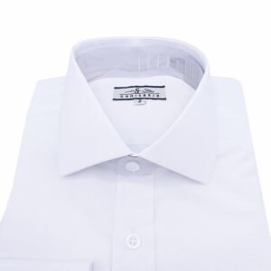 Camisa branca lisa sulfite com gola italiana usada como uniforme corporativo, em composição formal.