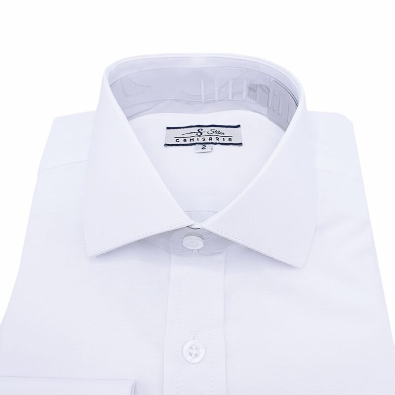 Camisa branca lisa sulfite com gola italiana usada como uniforme corporativo, em composição formal.