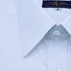 Close da gola francesa da camisa branca maquinetada com padronagem escama de peixe em fundo branco.