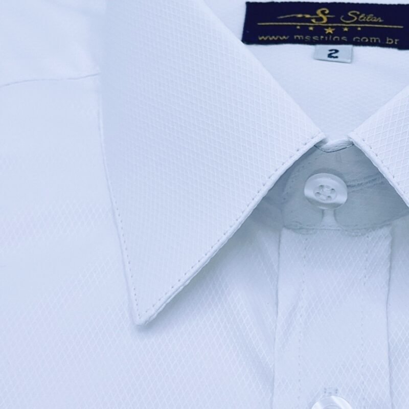 Close da gola francesa da camisa branca maquinetada com padronagem escama de peixe em fundo branco.