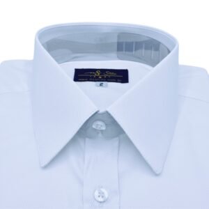 Close frontal da gola e da região do peito da camisa branca maquinetada escama peixe em fundo branco.