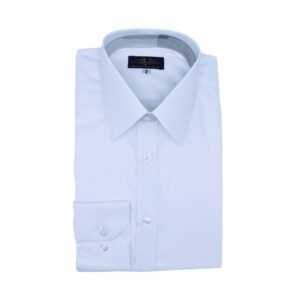 Camisa branca maquinetada escama peixe dobrada em perspectiva frontal sobre fundo branco.