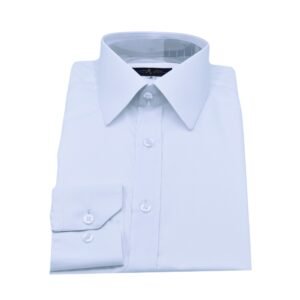 Camisa branca maquinetada com padronagem escama de peixe dobrada em vista frontal sobre fundo branco.