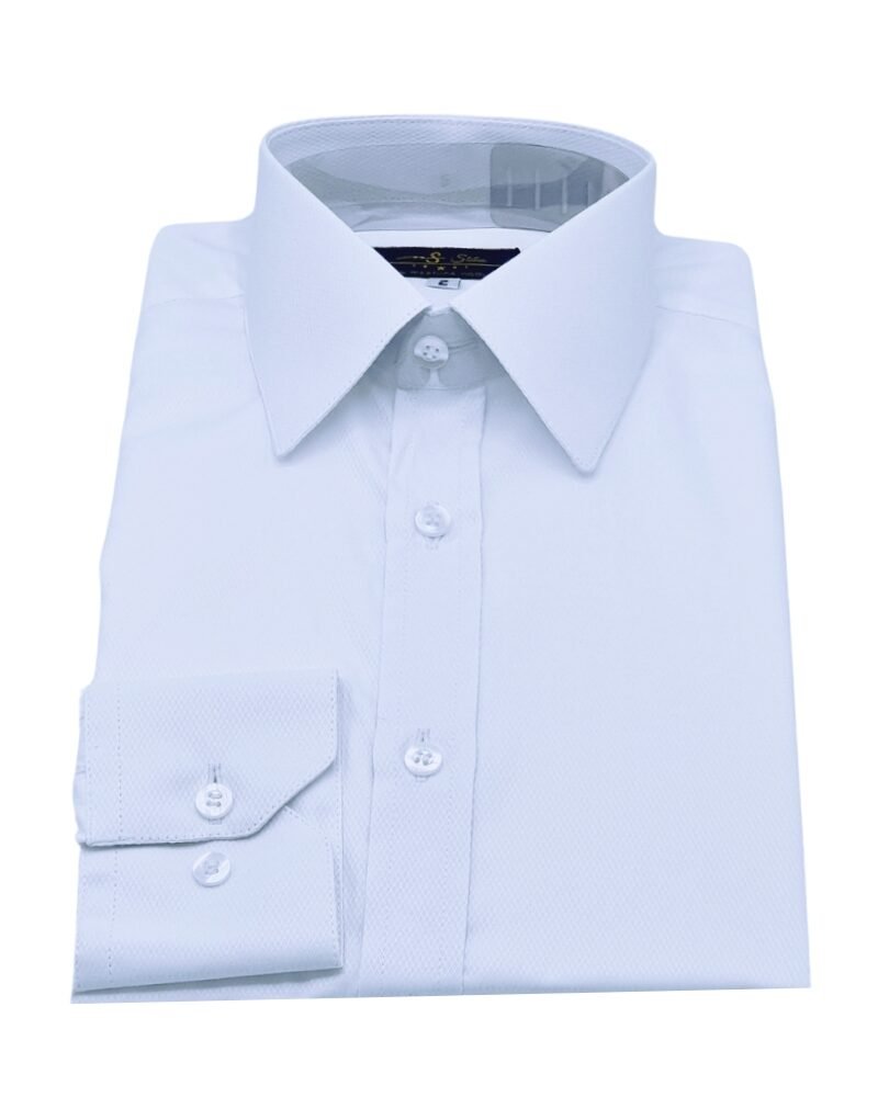 Camisa branca maquinetada com padronagem escama de peixe dobrada em vista frontal sobre fundo branco.