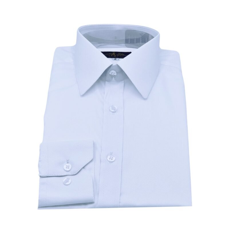 Camisa branca maquinetada com padronagem escama de peixe dobrada em vista frontal sobre fundo branco.