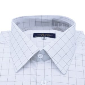 Close frontal da gola francesa da camisa branca quadriculada com linhas bordô vinho e etiqueta interna.