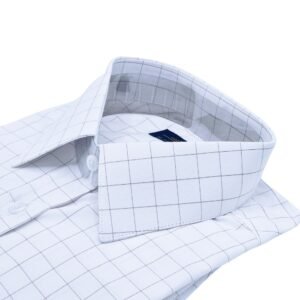 Close em ângulo da gola francesa e da textura quadriculada bordô vinho da camisa branca.