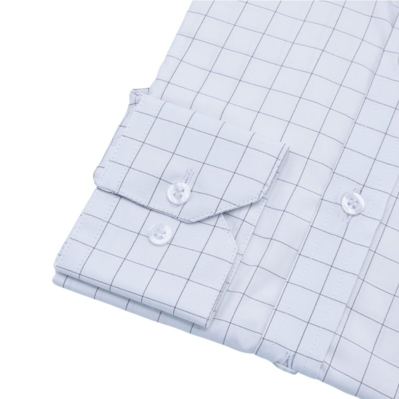 Detalhe do punho com botões e da padronagem quadriculada bordô vinho da camisa branca.