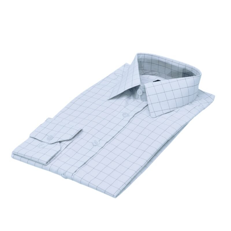 Camisa branca quadriculada com detalhes bordô vinho dobrada em vista diagonal sobre fundo neutro.