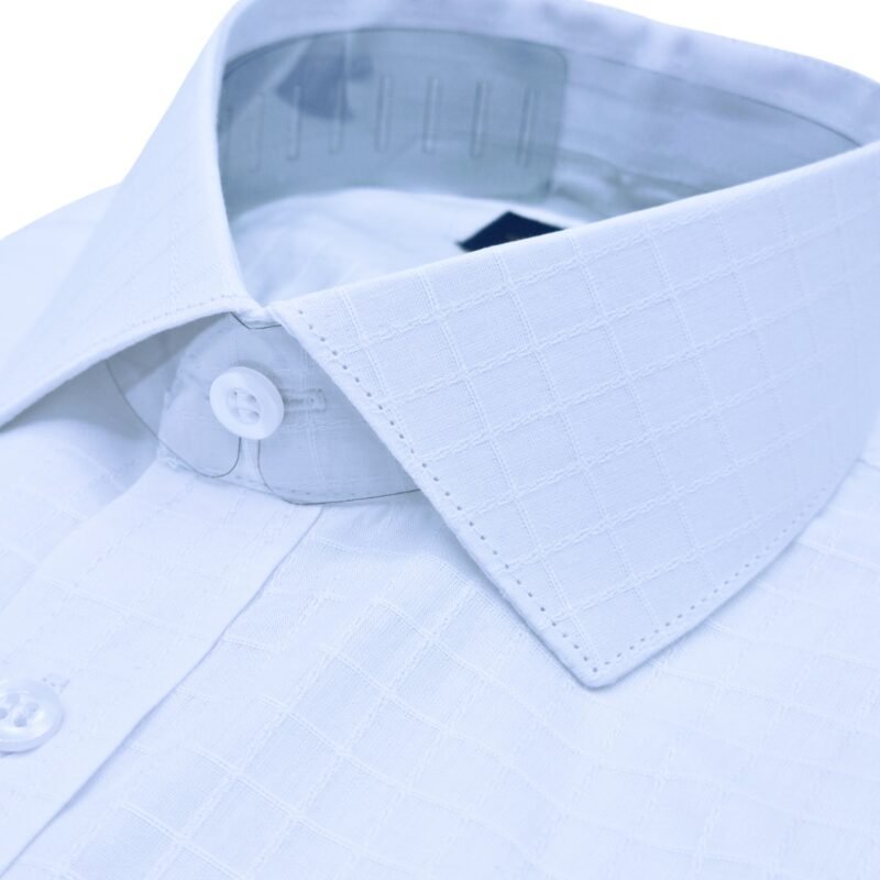 Close da gola italiana estruturada da camisa branca xadrez 100% algodão, mostrando o desenho do xadrez e o acabamento sofisticado do colarinho.