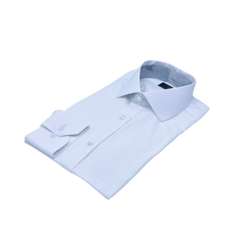 Camisa branca xadrez 100% algodão italiana com punho simples dobrada sobre a superfície, em perspectiva, evidenciando a textura xadrez discreta.