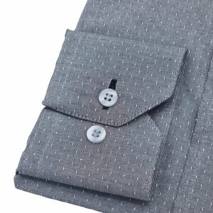 Close do punho com botão da camisa cinza francesa 100% algodão mostrando a textura do tecido.