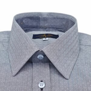 Detalhe em close da gola francesa da camisa social cinza 100% algodão com textura refinada.