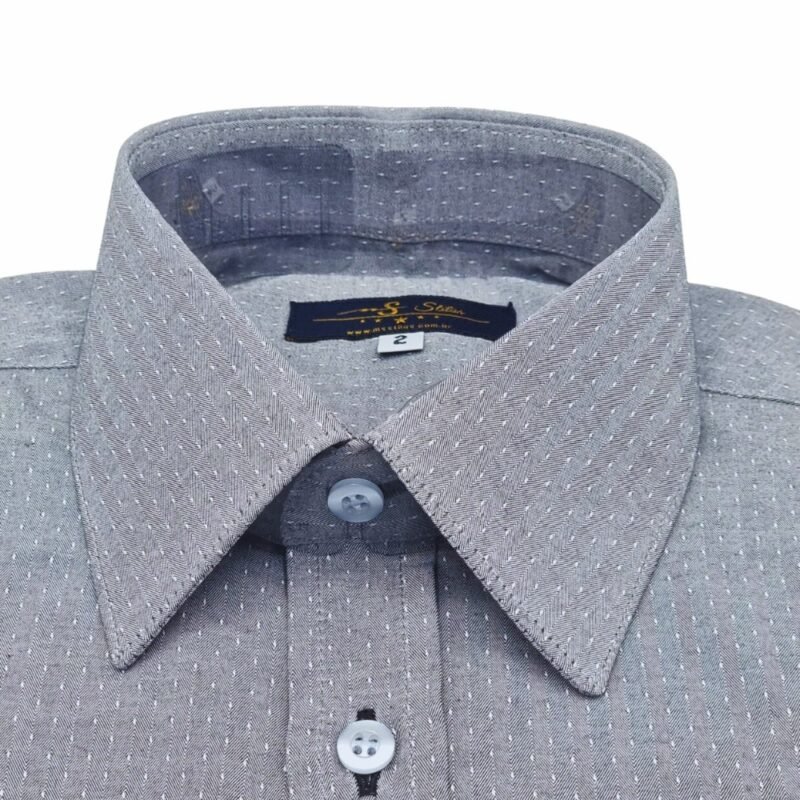 Detalhe em close da gola francesa da camisa social cinza 100% algodão com textura refinada.