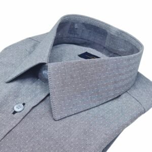 Gola francesa da camisa cinza 100% algodão em ângulo lateral mostrando textura e estrutura do colarinho.