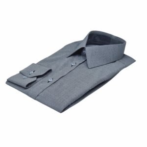 Camisa social cinza francesa 100% algodão dobrada em ângulo lateral destacando a estrutura da peça.