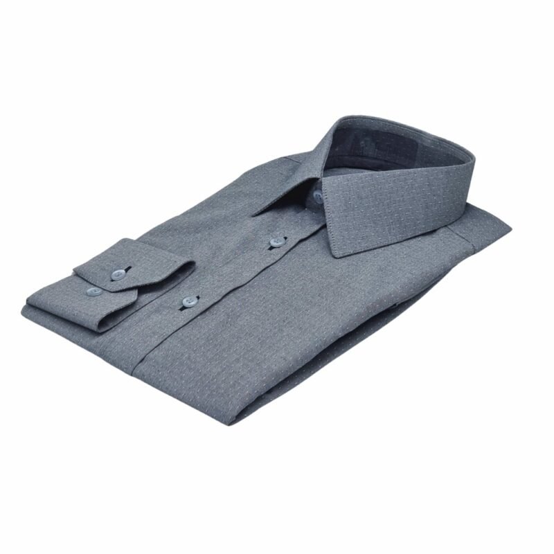 Camisa social cinza francesa 100% algodão dobrada em ângulo lateral destacando a estrutura da peça.