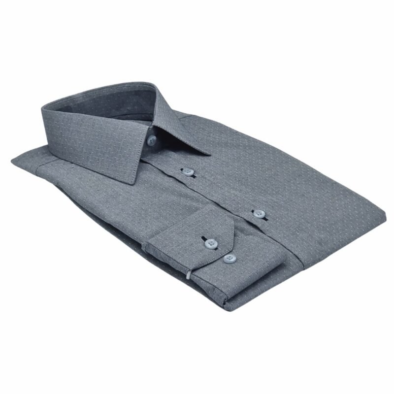 Camisa cinza francesa 100% algodão dobrada com o punho em destaque evidenciando o acabamento dos botões.