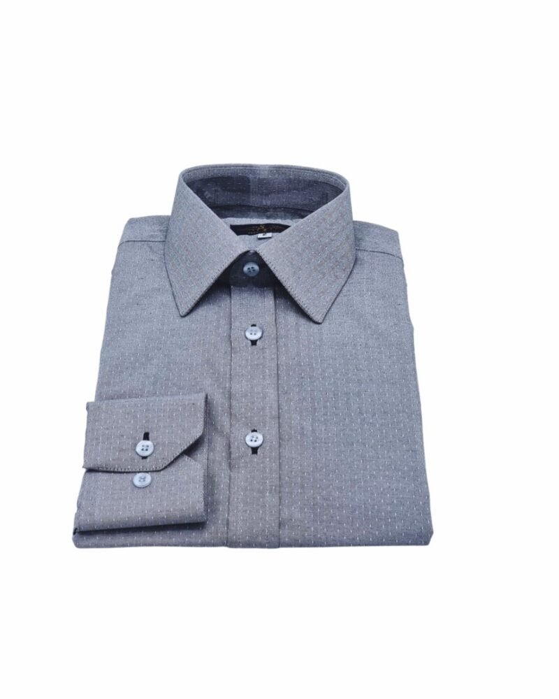 Camisa social cinza francesa 100% algodão dobrada em vista frontal sobre fundo claro.