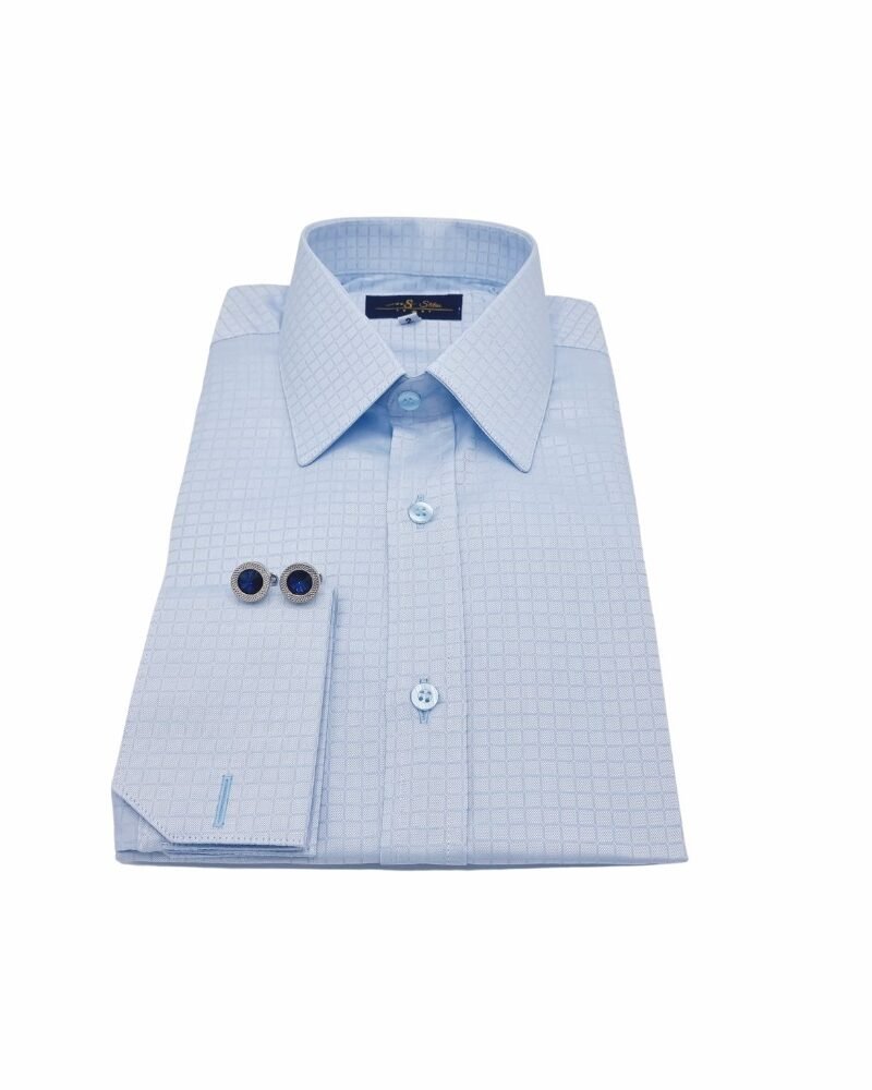 Camisa social egípcio azul clarinho em algodão premium em packshot frontal, enquadrada com mais espaço de fundo branco ao redor, mostrando gola francesa, vista frontal e punho duplo com abotoaduras