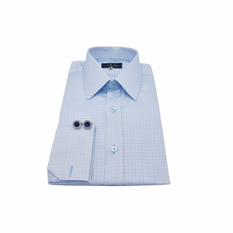 Camisa social egípcio azul clarinho em algodão premium em packshot frontal, enquadrada com mais espaço de fundo branco ao redor, mostrando gola francesa, vista frontal e punho duplo com abotoaduras