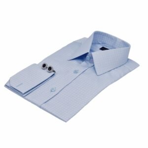Camisa social egípcio azul clarinho em algodão premium em vista 3/4 deitada, mostrando gola francesa, vista frontal, punho duplo e par de abotoaduras posicionadas sobre o punho