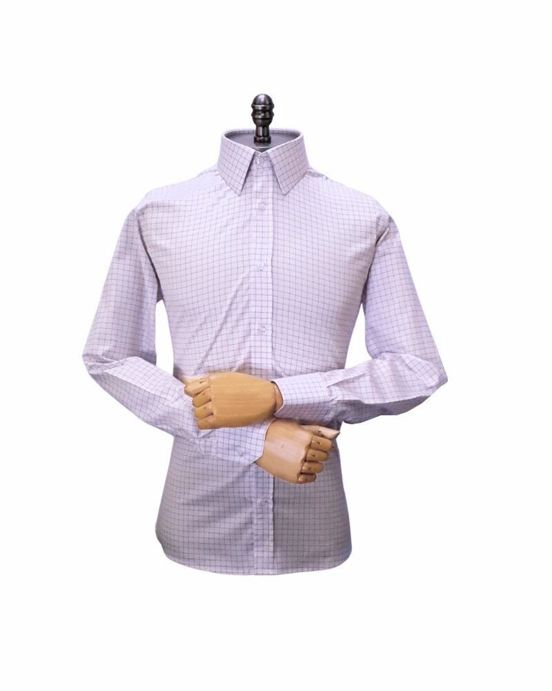 Camisa fio egípcio branca com xadrez vermelho em algodão nobre, vista frontal de corpo inteiro em manequim com mangas longas.