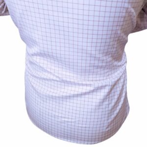 Parte traseira da camisa fio egípcio branca xadrez vermelho, destacando o caimento do tecido em algodão egípcio e a continuidade do xadrez nas costas.