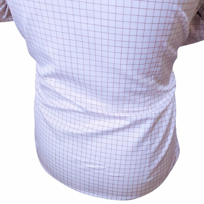 Parte traseira da camisa fio egípcio branca xadrez vermelho, destacando o caimento do tecido em algodão egípcio e a continuidade do xadrez nas costas.