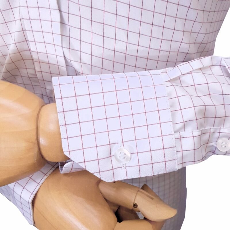 Close do punho da camisa fio egípcio branca xadrez vermelho, com botões brancos e acabamento de alfaiataria em algodão egípcio.