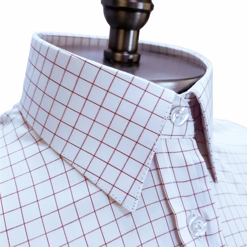 Vista diagonal do colarinho da camisa fio egípcio branca xadrez vermelho, mostrando a estrutura da gola e a padronagem do tecido em detalhe.