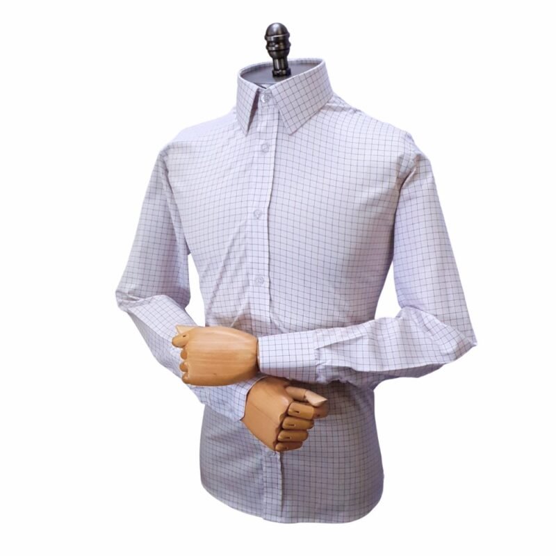 Camisa fio egípcio branca xadrez vermelho em algodão nobre, vista frontal de meio corpo em manequim com mangas compridas.