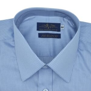 Close frontal do colarinho francês rígido da camisa fio egípcio azul listra branca.