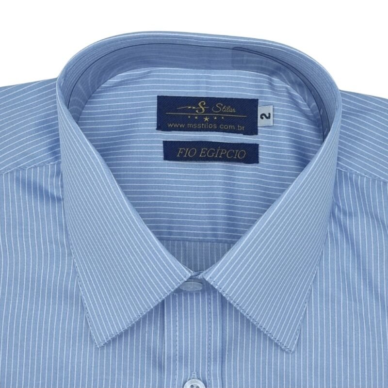 Close frontal do colarinho francês rígido da camisa fio egípcio azul listra branca.