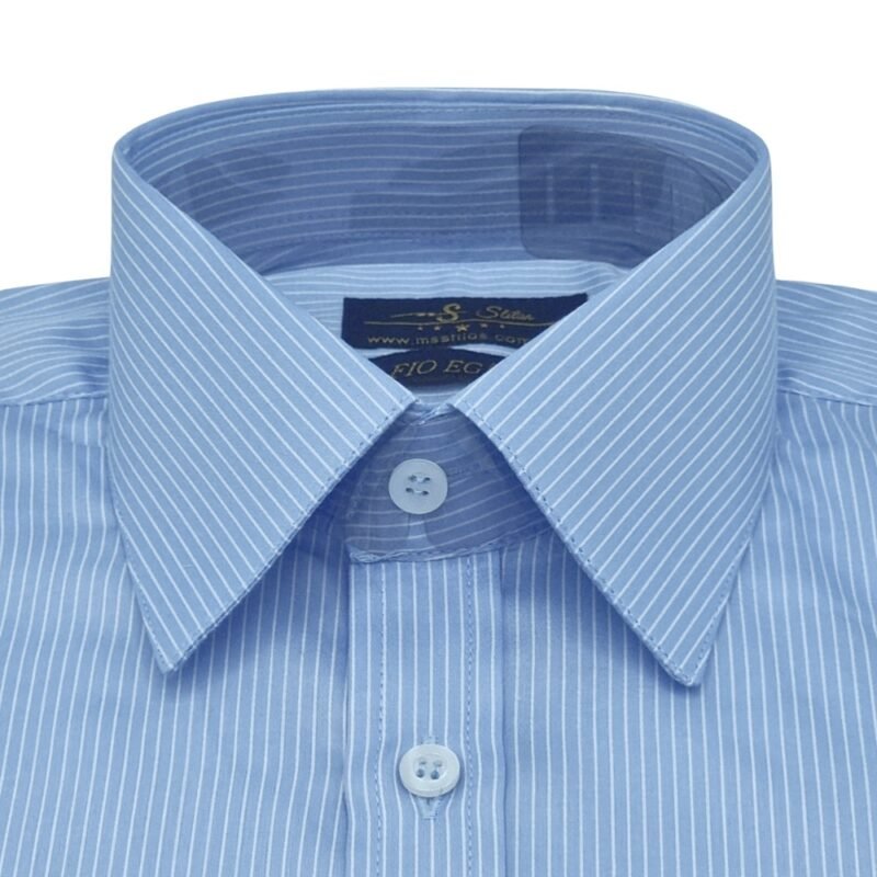 Close do colarinho francês da camisa fio egípcio azul listra branca destacando a etiqueta interna.