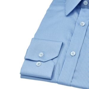 Detalhe do punho e dos botões da manga da camisa fio egípcio azul listra branca dobrada.