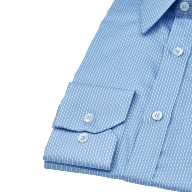 Detalhe do punho e dos botões da manga da camisa fio egípcio azul listra branca dobrada.