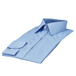 Camisa fio egípcio francesa azul listra branca dobrada em vista diagonal destacando o colarinho francês estruturado.