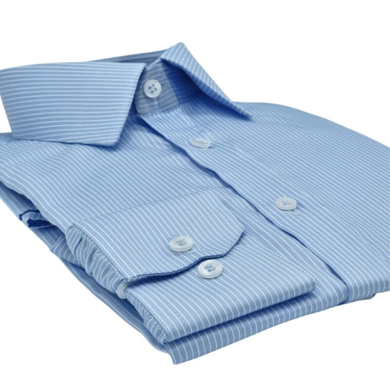 Camisa fio egípcio francesa azul listra branca dobrada em vista diagonal com foco no punho e na frente da peça.