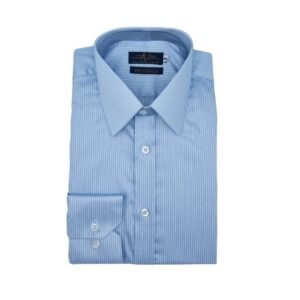 Camisa fio egípcio francesa azul com listra branca dobrada em vista frontal sobre fundo neutro.