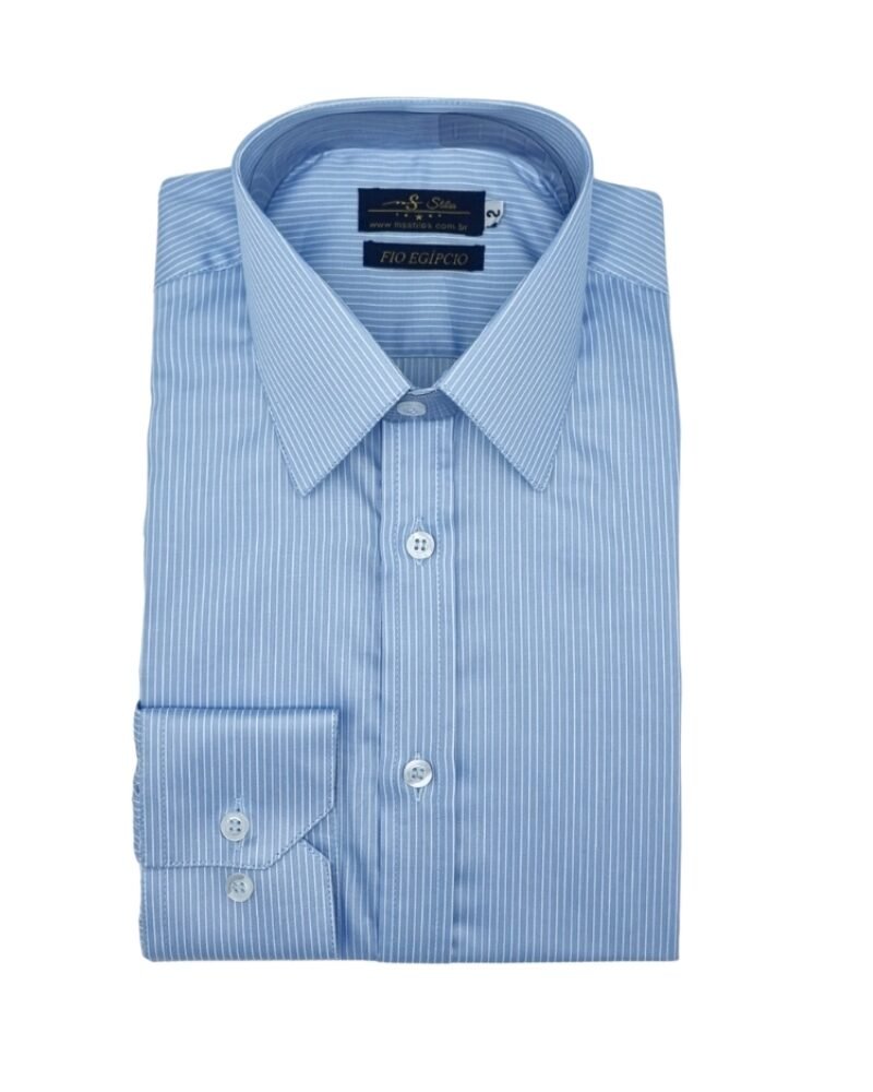 Camisa fio egípcio francesa azul com listra branca dobrada em vista frontal sobre fundo neutro.