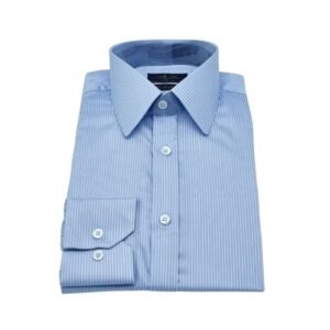 Camisa fio egípcio francesa azul listra branca dobrada com colarinho francês centralizado em vista frontal.