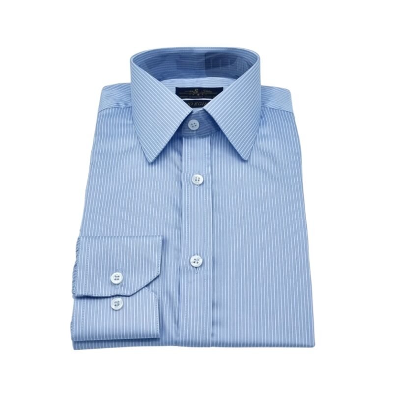 Camisa fio egípcio francesa azul listra branca dobrada com colarinho francês centralizado em vista frontal.